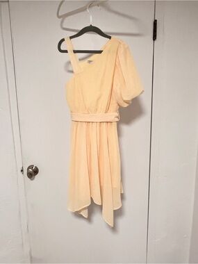 One-Shoulder Pale Yellow Chiffon Girls Dress